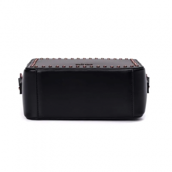 BOLSA 0470.48D6 COURO QUADRADA COM TAXAS SANTA LOLLA