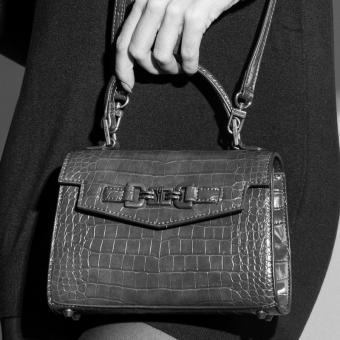 BOLSA 0470.5F83 PEQUENA FIRME FIVELA COURO SANTA LOLLA